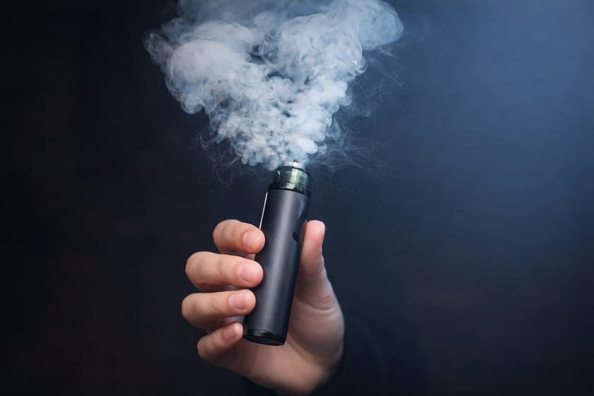 Utilizzo di sigaretta elettronica con emissione di vapore